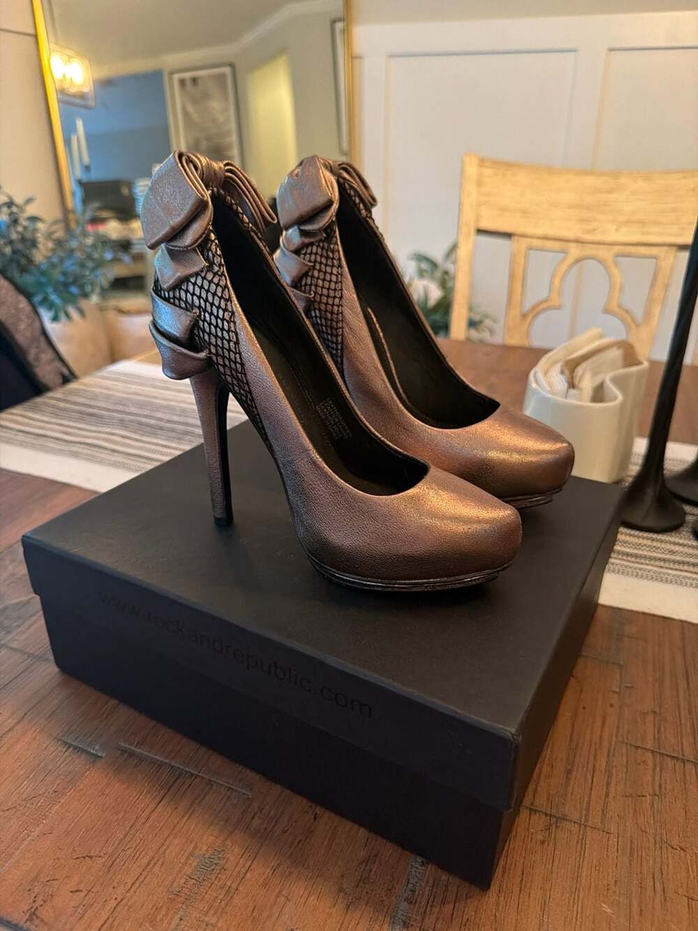 Rock & Republic Sage Pewter Metallic Bow Platform Pumps Size 37